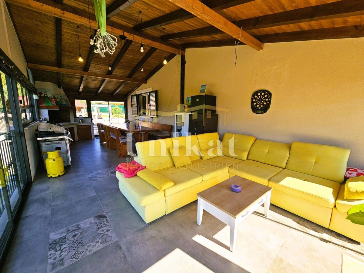 Villetta indipendente - piscina, garage e grande giardino